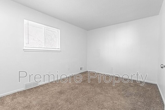 Building Photo - 224 E Hargis St