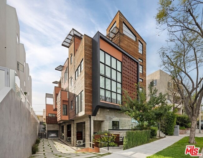 Building Photo - 1035 N Vista St