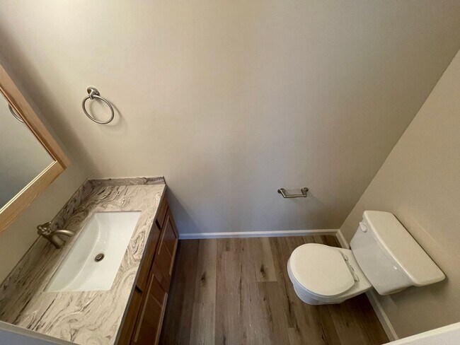 Building Photo - 1122 Chelsea Wy