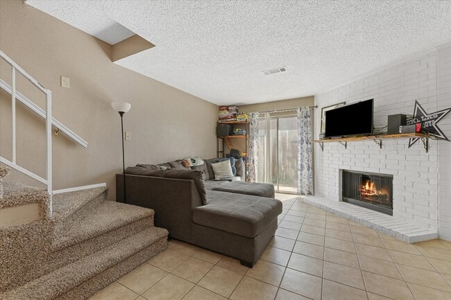 Building Photo - 621 Carriagehouse Ln