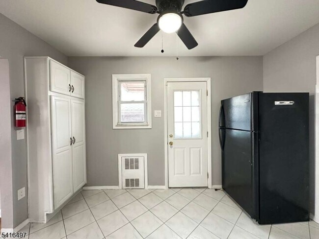 Building Photo - 136 Raritan Rd