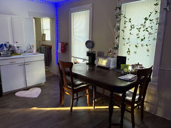 Building Photo - Awesome 2 Bed 1 Bath! Available June 1st!