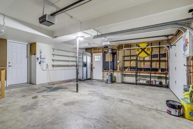 Building Photo - 2860 S Golden Way