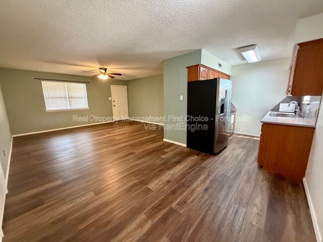 Building Photo - 904 Hillside Dr