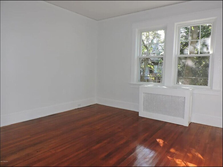 Building Photo - 10 Highland Rd