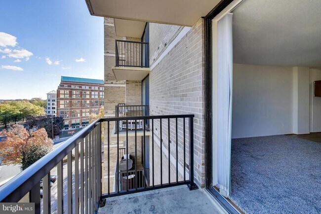 Building Photo - 4 Monroe St