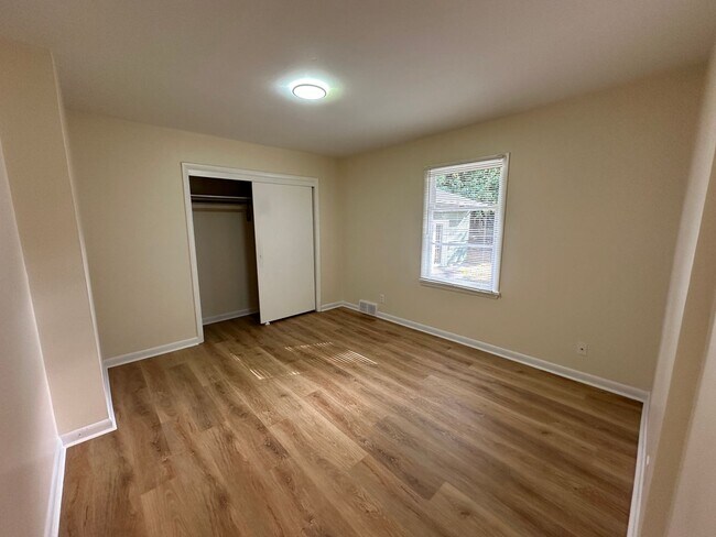 Building Photo - Burien - Recently Renovated 2 Bedroom / 1.5 Bath with Normandy Park Beach Rights