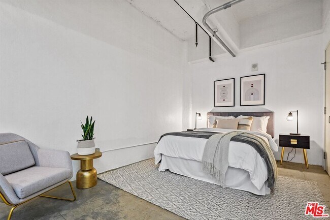 Building Photo - 746 S Los Angeles St