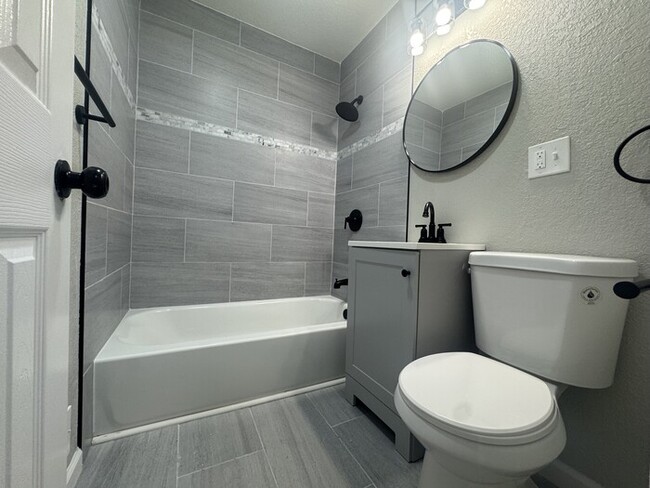Building Photo - Spacious & Bright 3-Bed, 2-Bath Home in Fa...