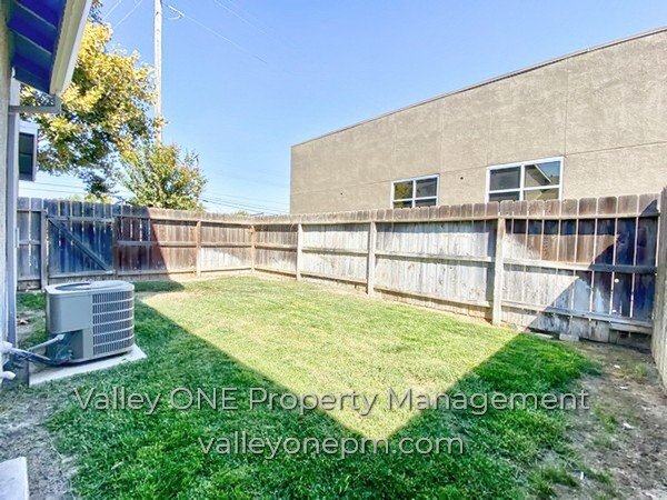 Building Photo - COMING SOON! Private Ground Floor Townhome in Desirable Complex with Attached 2 Car Garage