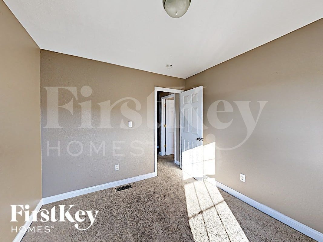 Building Photo - 3944 Hornickel Dr