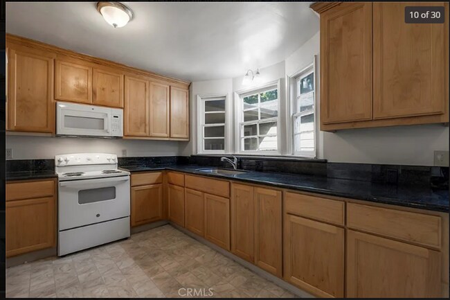 Building Photo - 1010 Warner St