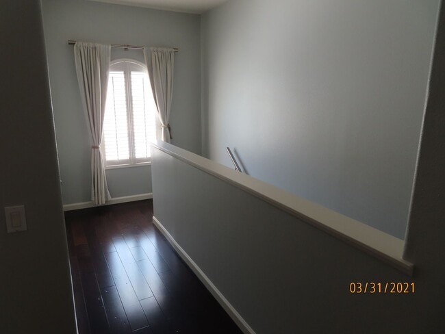 Building Photo - Two Bedroom 2.5 bath Townhome in South Par...
