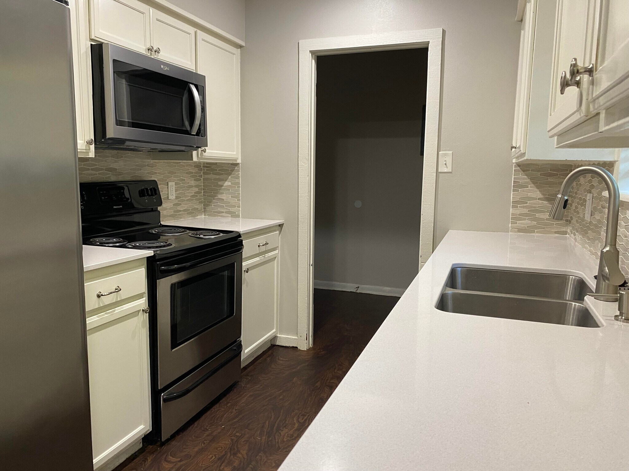 Building Photo - 6408 Bel Air Dr