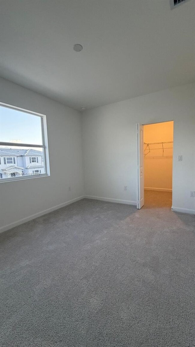 Building Photo - 1077 SE 2nd St