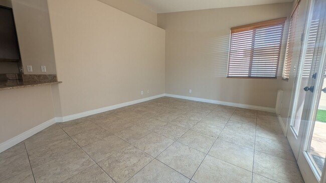 Building Photo - 3 bedroom 1 story house with large backyar...