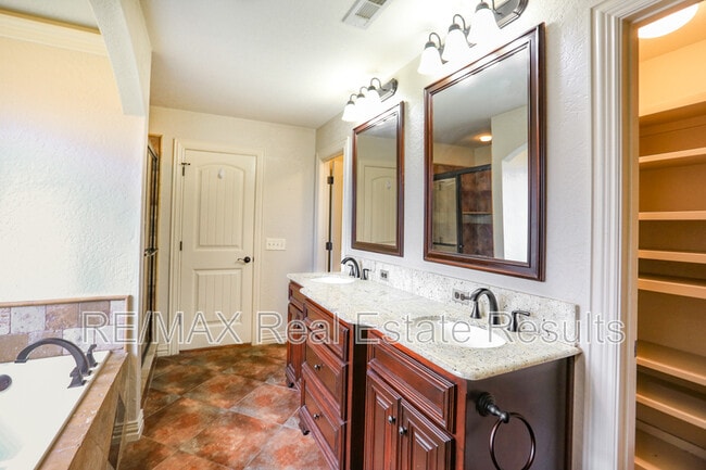 Building Photo - 3505 SW Cranbrook Ave