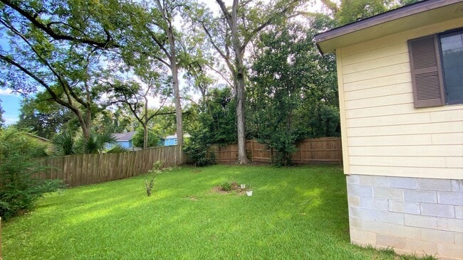 Building Photo - Updated 3/2 w/ Stainless Steel Appliances,...