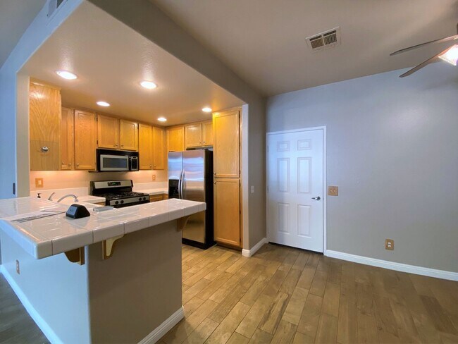 Building Photo - Oceanside stunner - 3 bedroom townhome available now!