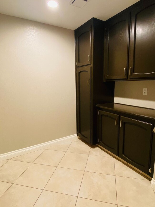 Building Photo - AVAILABLE NOW!!