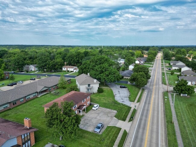 Building Photo - 406 W Southampton Dr