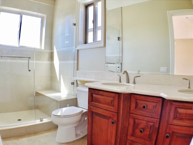 Building Photo - Private Townhouse in the Chatsworth Lake area
