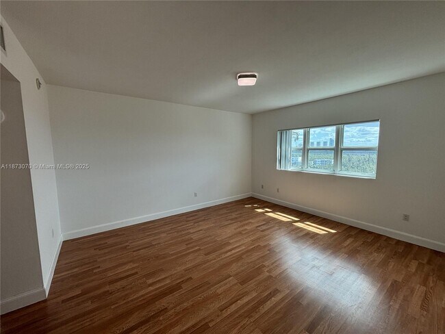 Building Photo - 15051 Royal Oaks Ln