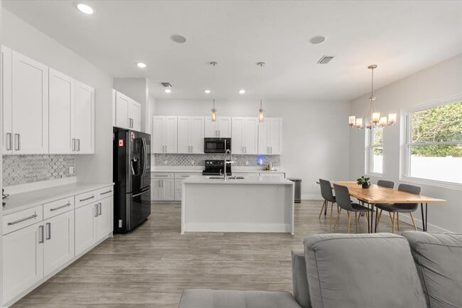 Building Photo - 668 Overspin Dr