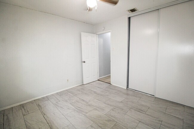 Building Photo - 10535 Breeds Hill Dr