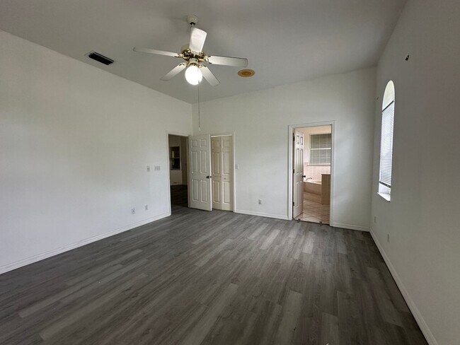 Building Photo - 815 Nelson Ave