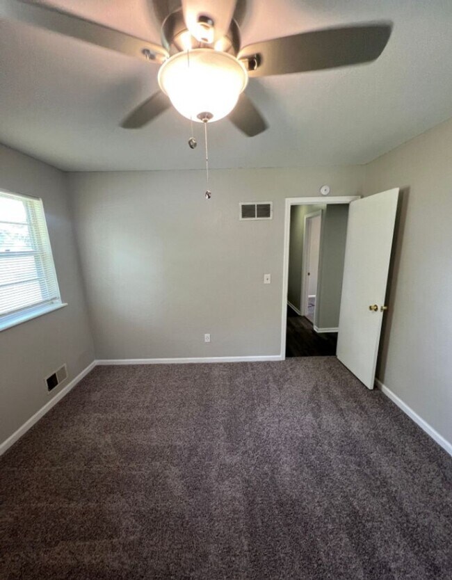 Building Photo - Spacious 3 Bedroom Home with Bonus Basement Space!