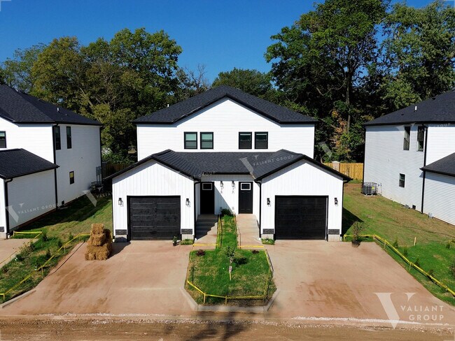 Primary Photo - 1220 E Pacific St