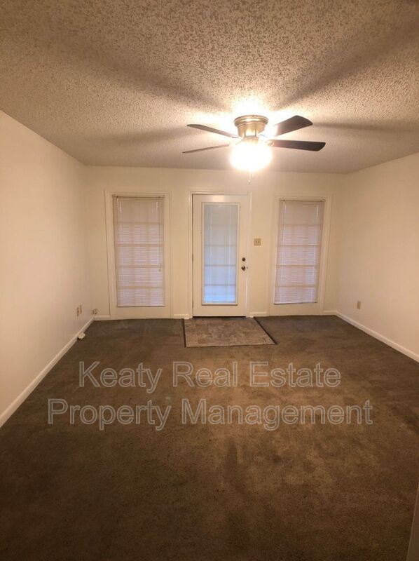 Building Photo - 102 Country Ln