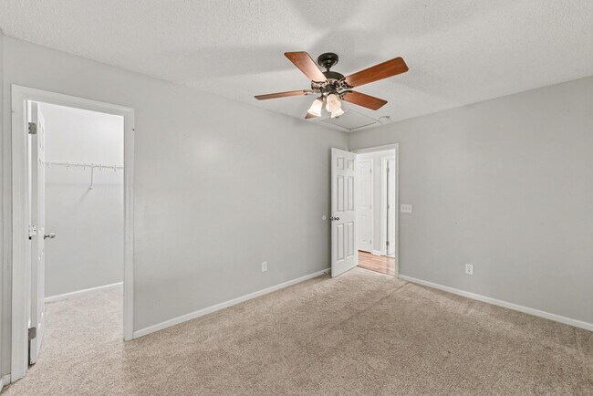 Building Photo - 109 Larkspur Dr