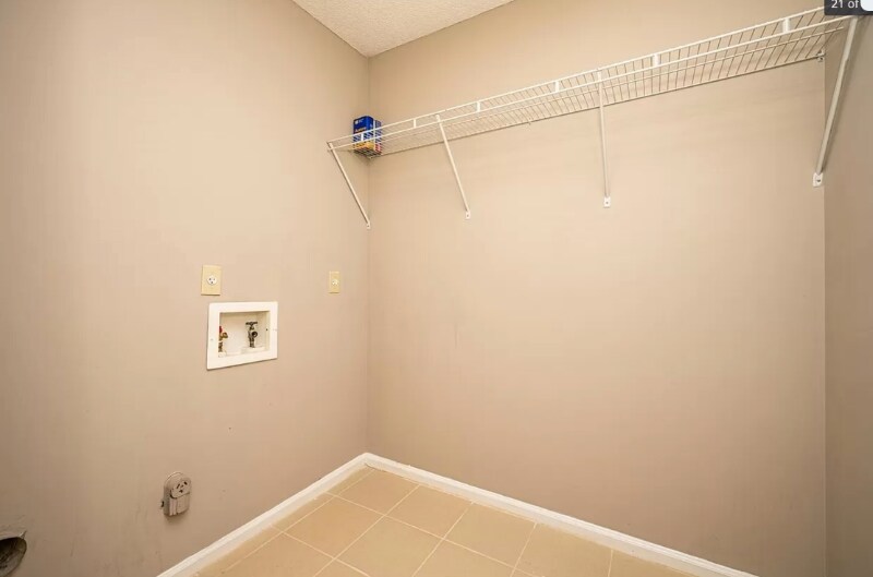 Building Photo - 10420 Meadow Crest Ln