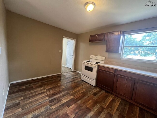 Building Photo - 115 E Garden Dr