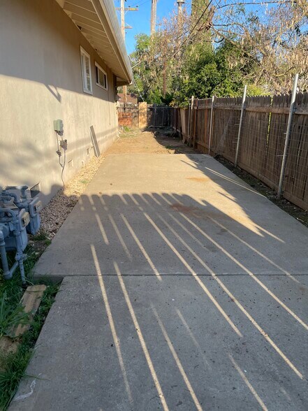 Building Photo - 1098 Wayland Ave