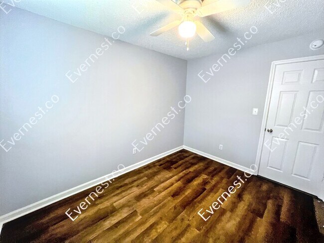 Building Photo - 8134 Douglas Ave