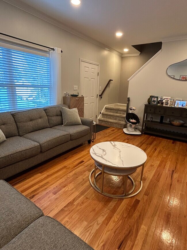 Building Photo - 14 Linden St