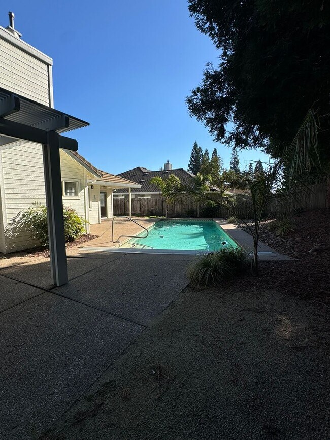 Building Photo - Not your ordinary rental! Pool! Kitchen ai...