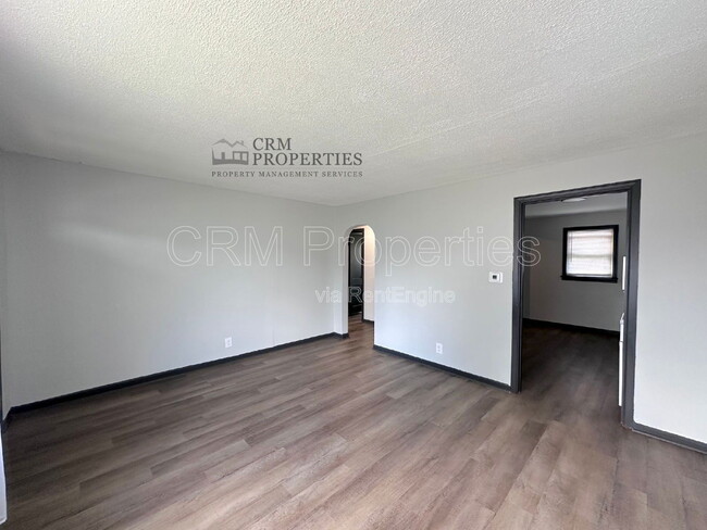 Building Photo - 1034 E Elm St