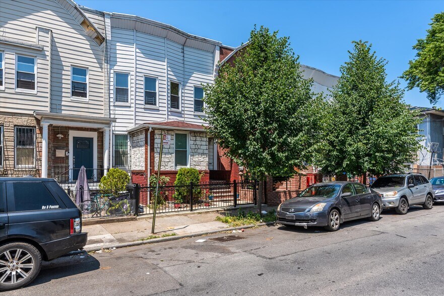 Building Photo - 554 E 34th St