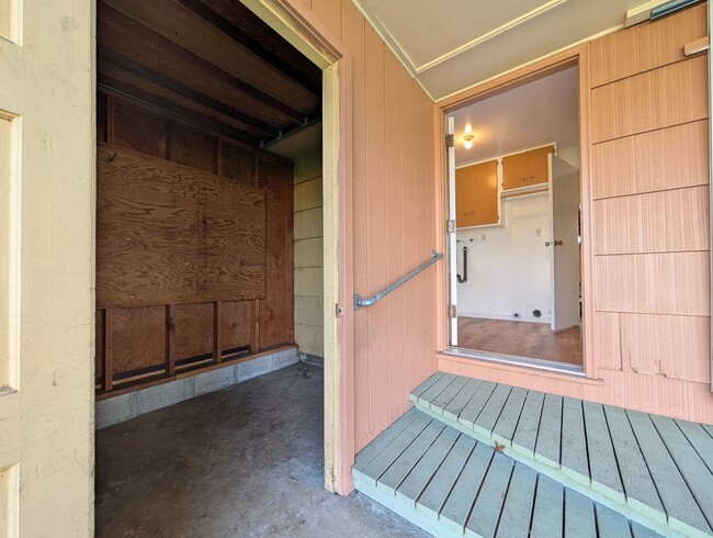 Building Photo - Charming 3 bed/1 bath with large yard and great patio space!