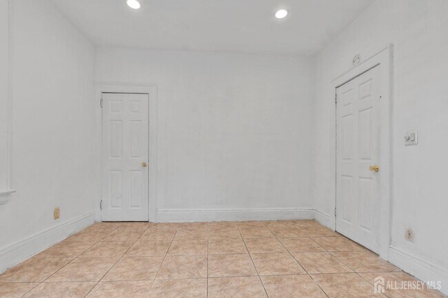 Building Photo - 213 Maple Ave