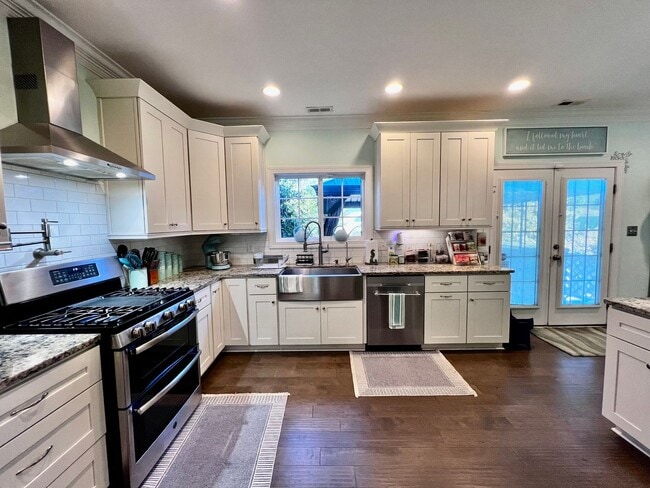 Building Photo - Luxury Beachside Home – Steps from the Bay!