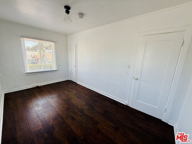 Building Photo - 3883 S Gramercy Pl