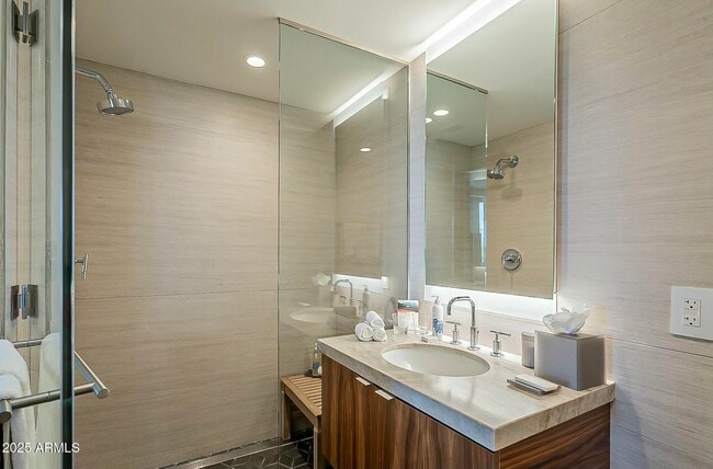 Building Photo - 5455 E Lincoln Dr