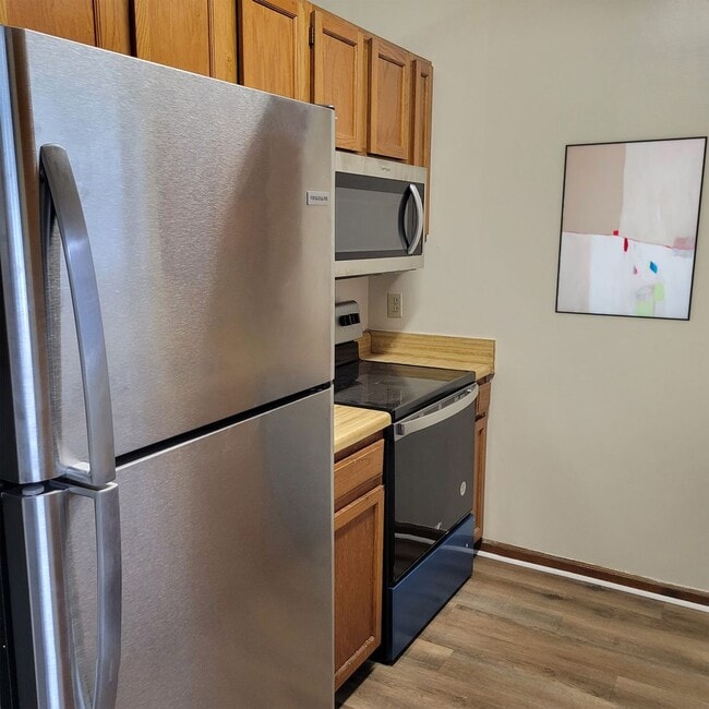 Building Photo - $1150 - 2/2 - Move IN Special!