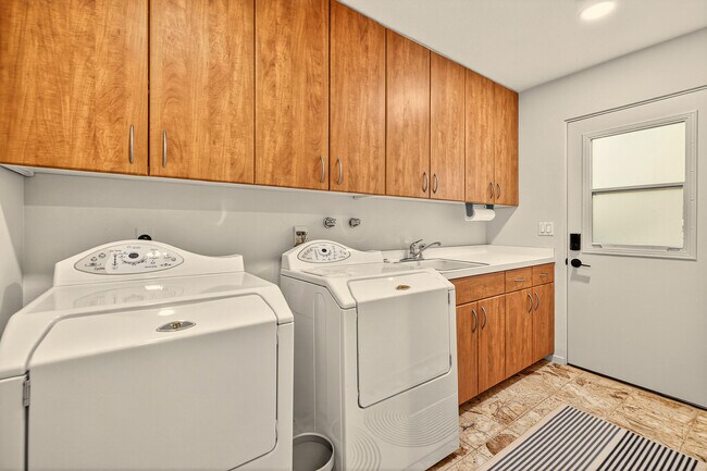 Building Photo - 1570 S La Verne Way