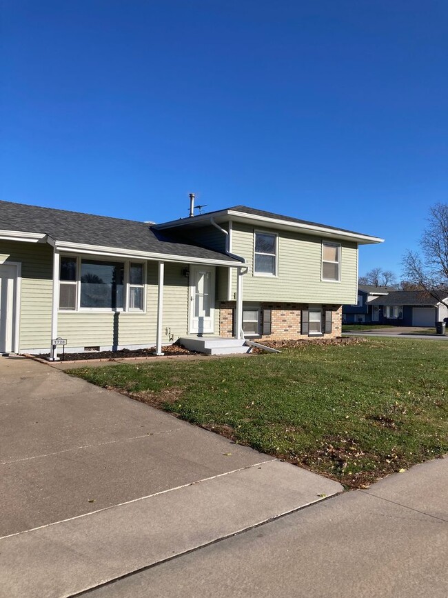 Primary Photo - 3 Bedroom 2 Bath House in Bettendorf!